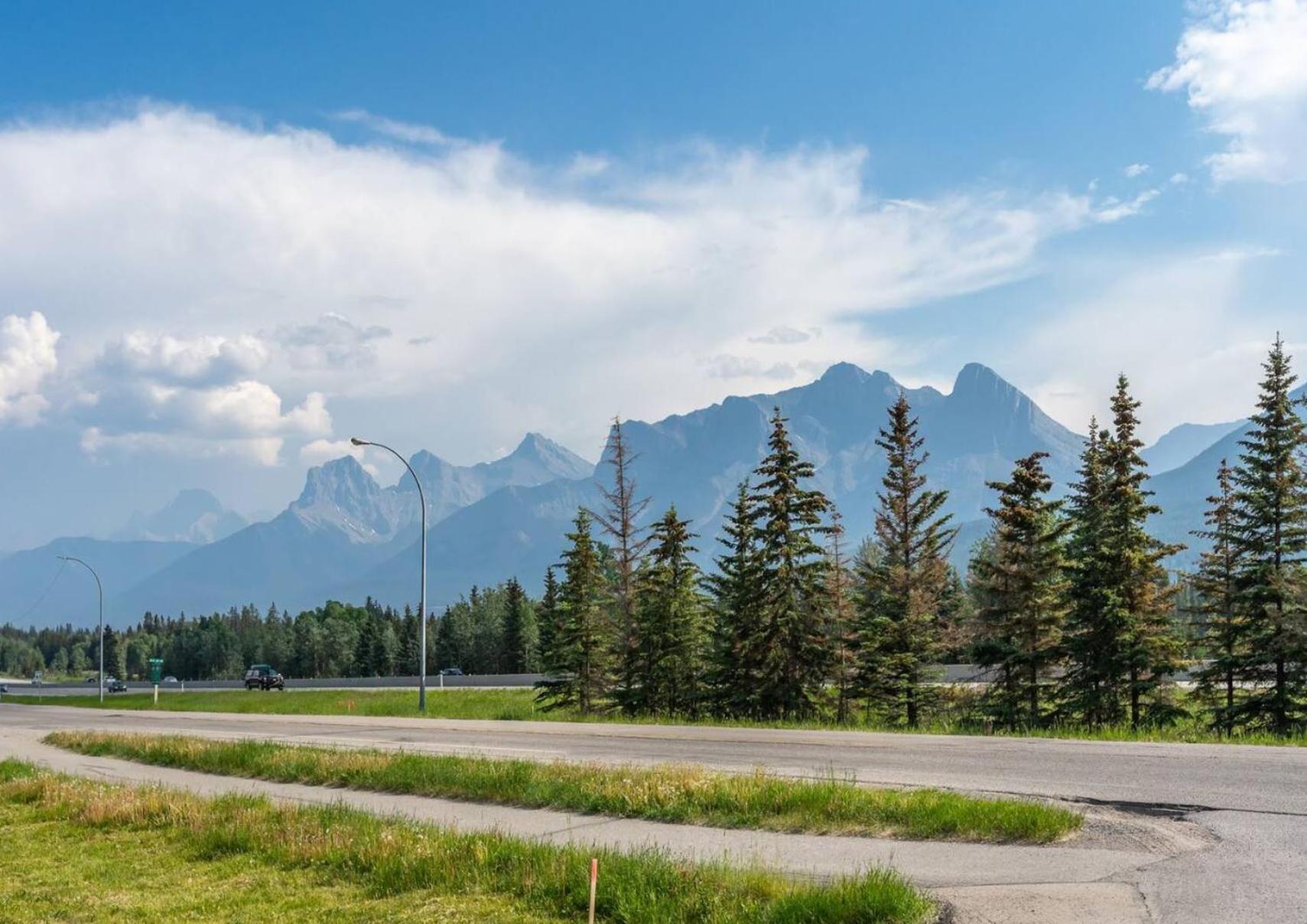 Apartment Entire Lovely Townhouse Mountain View! Canmore